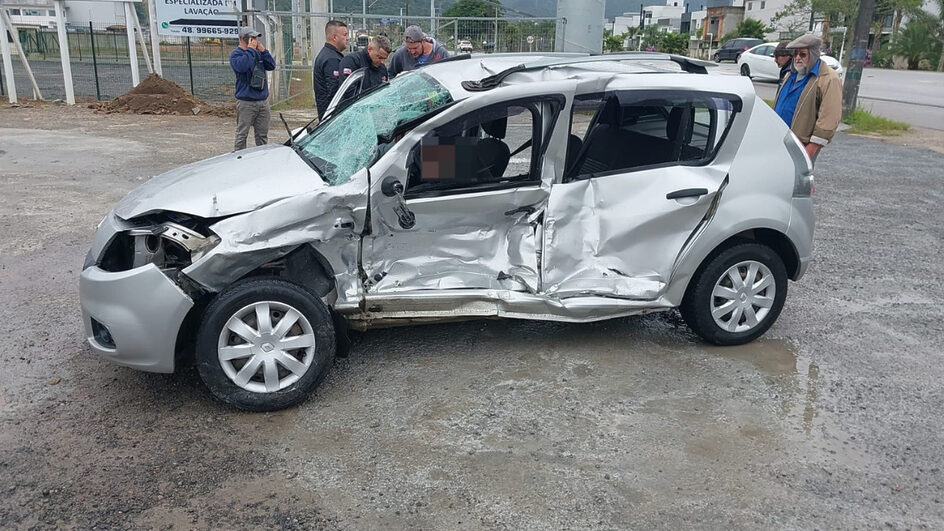 Acidente aconteceu sentido Antônio Carlos (Foto: CBMSC, Divulgação)