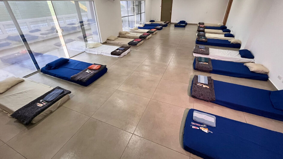 Colchões com artigos de higiene para os abrigados em Florianópolis (Foto: Juan Todescati, NSC)