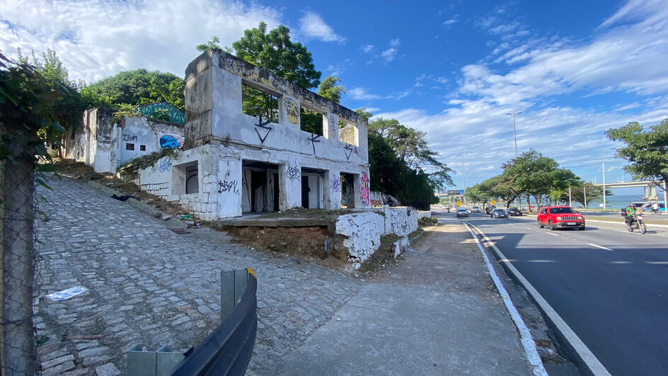 Fachada das ruínas do Estaleiro Arataca (Foto: Zé Maia, CBN Floripa)