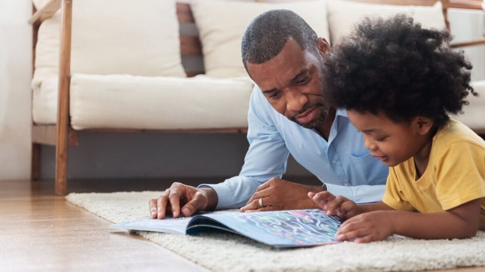 Algumas atividades nas férias podem beneficiar crianças autistas (Imagem: eggeegg | Shutterstock)