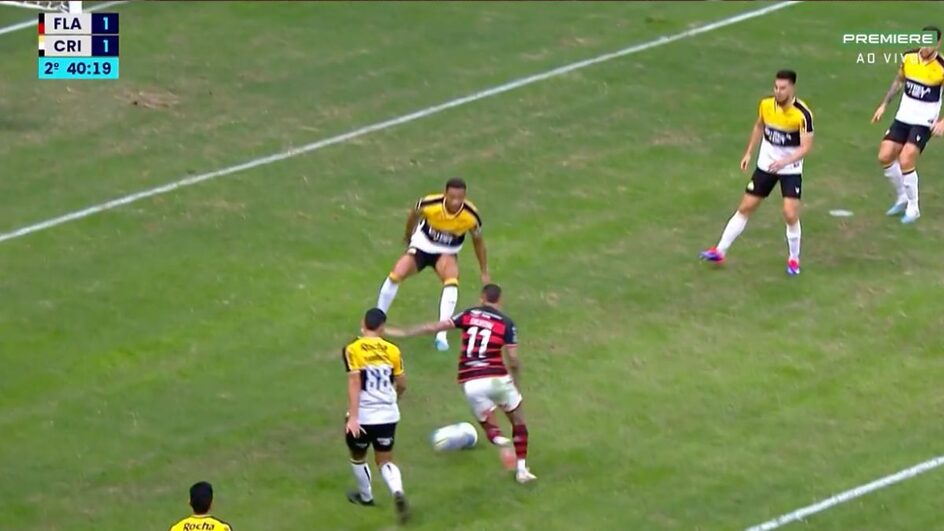 O momento em que o volante Barreto, do Criciúma, chuta uma bola contra outra e comete a penalidade (Foto: reprodução, SPORTV Premiere)
