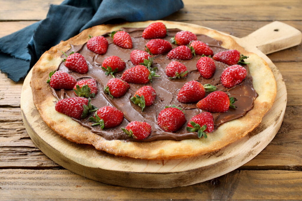 A pizza de chocolate com morango é um dos sabores doces criados pelos ingleses (Imagem: denio109 | Shutterstock)