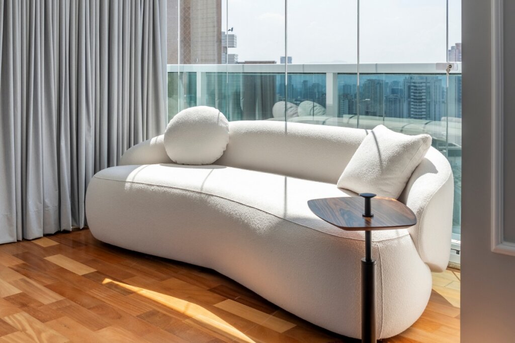 Posicionar a poltrona ou o sof&aacute; na janela oferece momentos confort&aacute;veis e uma boa ventila&ccedil;&atilde;o (Projeto: Marina Salom&atilde;o | Imagem: Rafael Renzo)