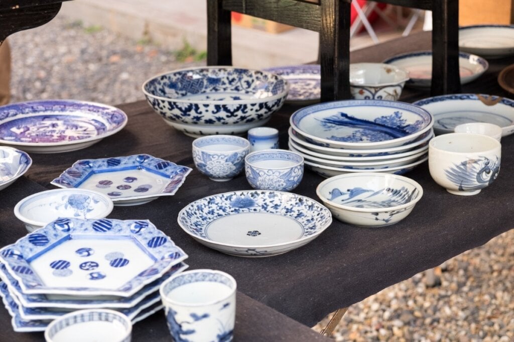 Itens de porcelana fazem parte das características marcantes da decoração dos doramas (Imagem: Lerner Vadim | Shutterstock)