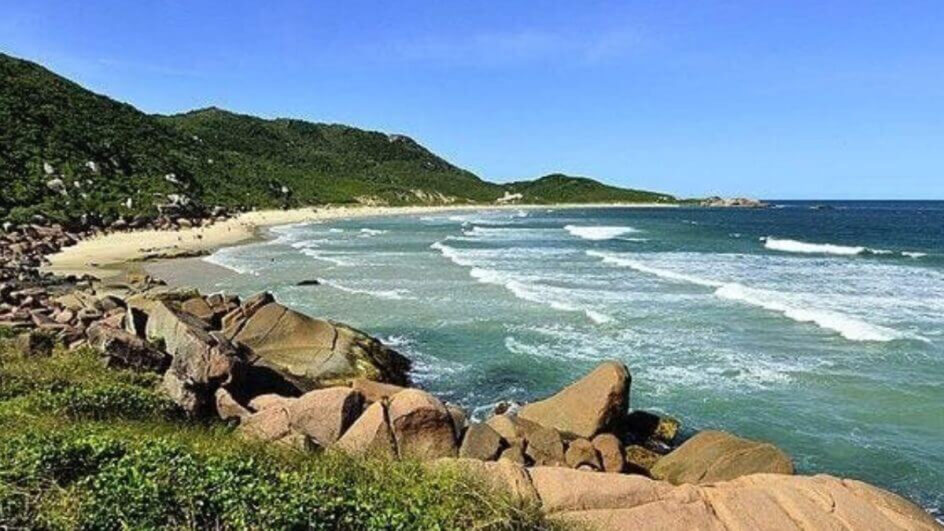 Duas pessoas são resgatadas após se afogarem em praia de Florianópolis