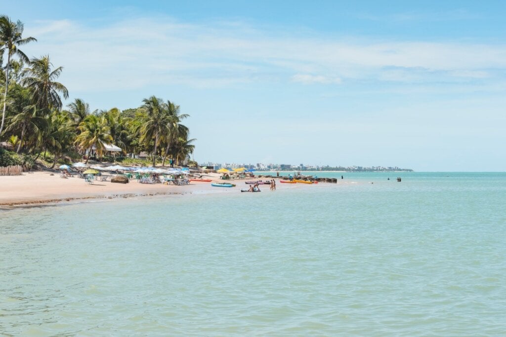A Praia do Bessa é ideal para famílias, com sua atmosfera tranquila, águas calmas e piscinas naturais seguras para crianças (Imagem: Vinicius Bacarin | Shutterstock)