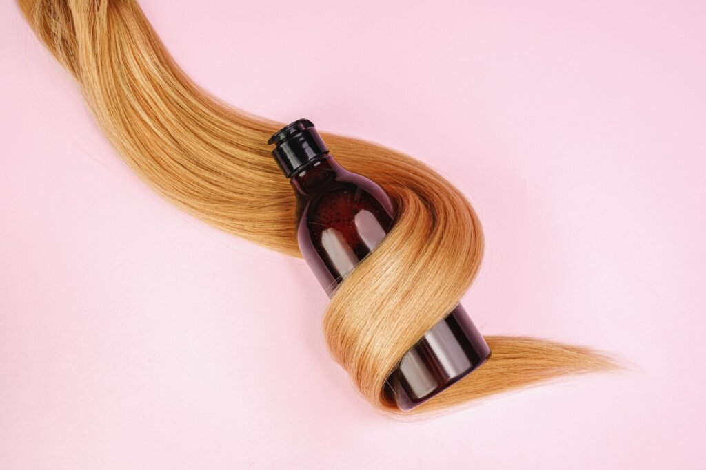 Produtos aprovados pela Anvisa s&atilde;o sempre a melhor op&ccedil;&atilde;o para clarear os cabelos (Imagem: Mr Boiko Oleg | Shutterstock)