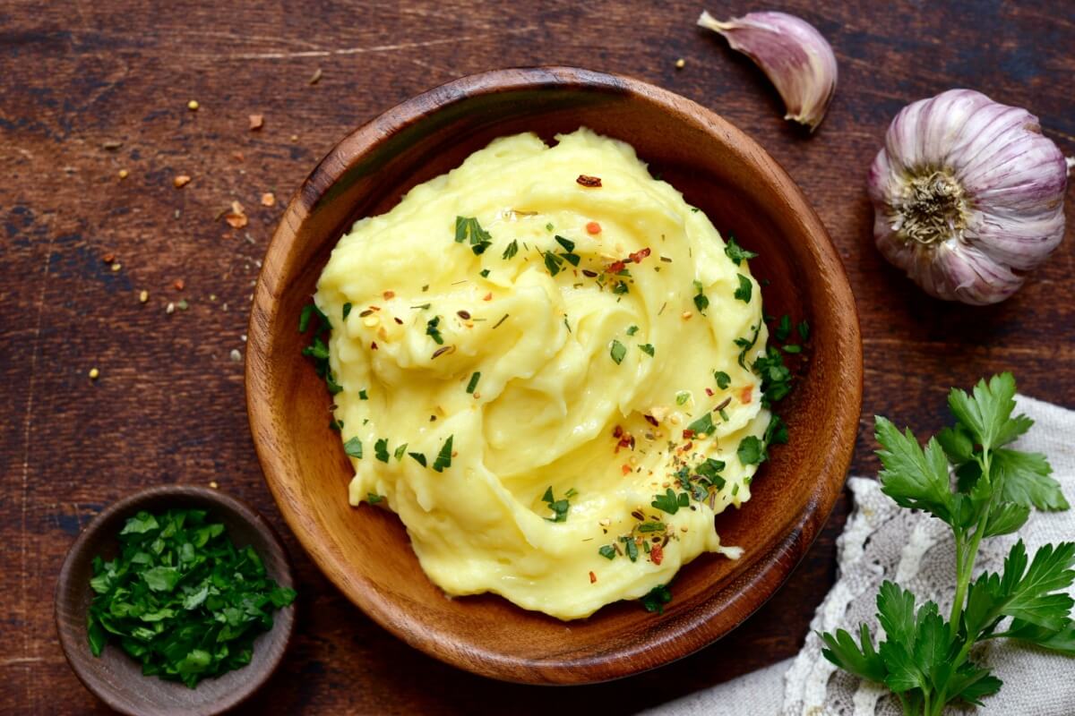 Purê de batata com alho e queijo (Imagem: Liliya Kandrashevich | Shutterstock)