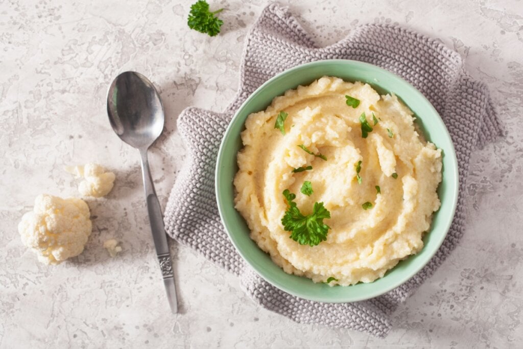 Purê de couve-flor com parmesão (Imagem: Olga Miltsova | Shutterstock)
