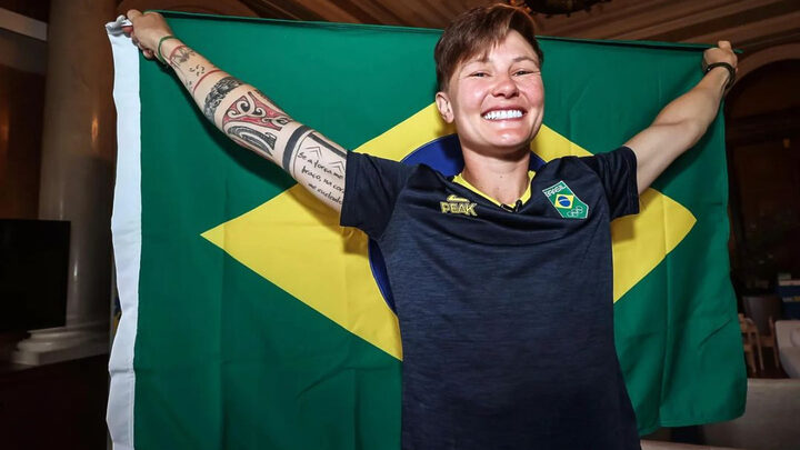 Quem é Raquel Kochhann, a catarinense que vai ser porta-bandeira do Brasil em Paris 2024