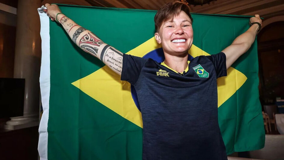 Quem é Raquel Kochhann, a catarinense que vai ser porta-bandeira do Brasil em Paris 2024