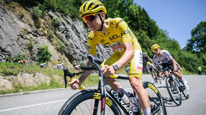 Quem é Tadej Pogacar, o ciclista que está fazendo história no Tour de France 2024