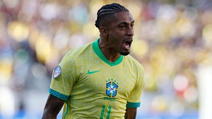Raphinha marca gol de falta pela seleção brasileira (Foto: Rafael Ribeiro, CBF)