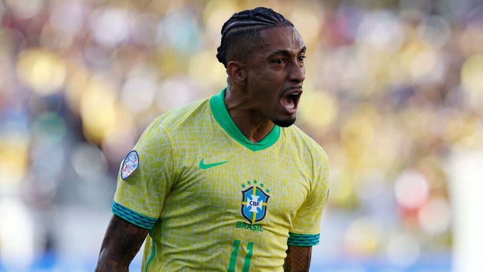 Raphinha marca gol de falta pela seleção brasileira (Foto: Rafael Ribeiro, CBF)