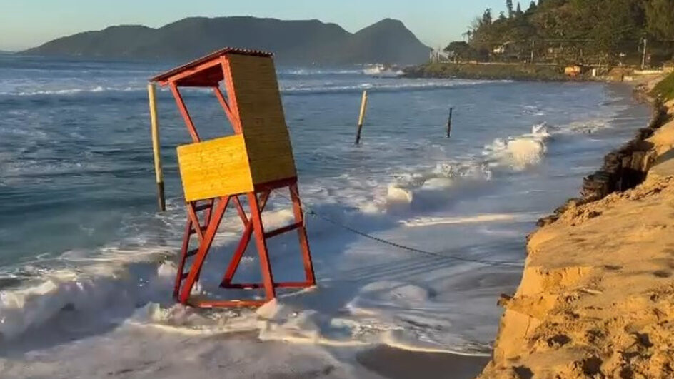 VÍDEO: Ressaca e ondas gigantes fazem guarda-vidas amarrarem posto no Morro das Pedras