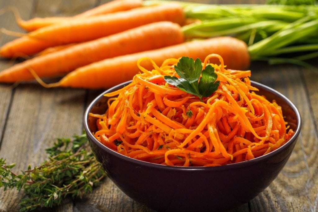 Salada de cenoura com laranja e mel (Imagem: bozulek | Shutterstock)