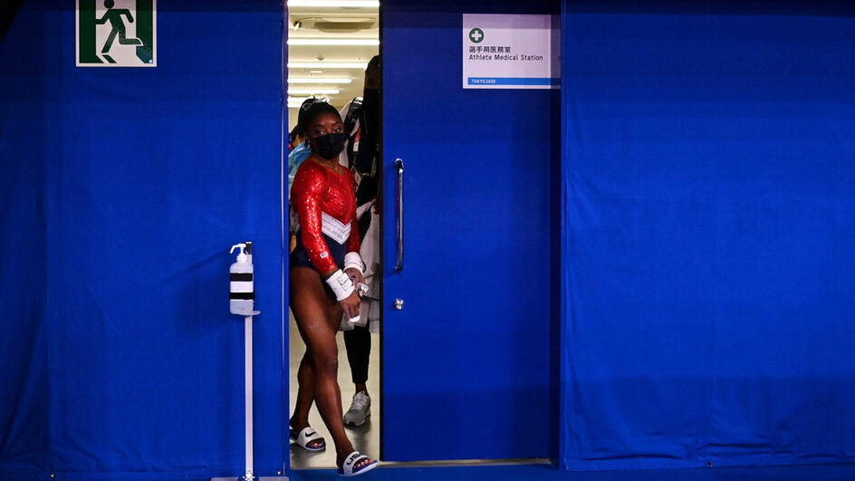 Simone Biles desistiu da prova individual geral em Tóquio 2020 por causa dos twisties (Foto: REUTERS, Dylan Martinez, File Photo)