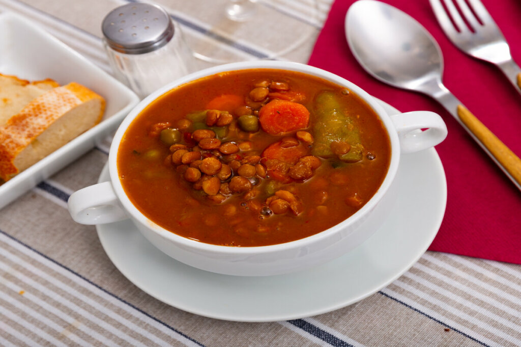 Sopa de cenoura com lentilha (Imagem: BearFotos | Shutterstock)