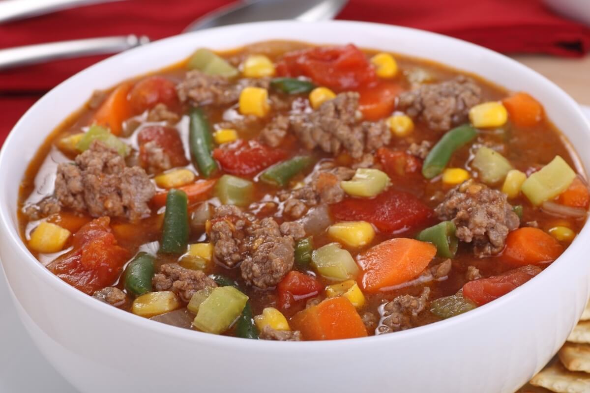 Sopa de carne moída com legumes (Imagem: Charles Brutlag | Shutterstock)