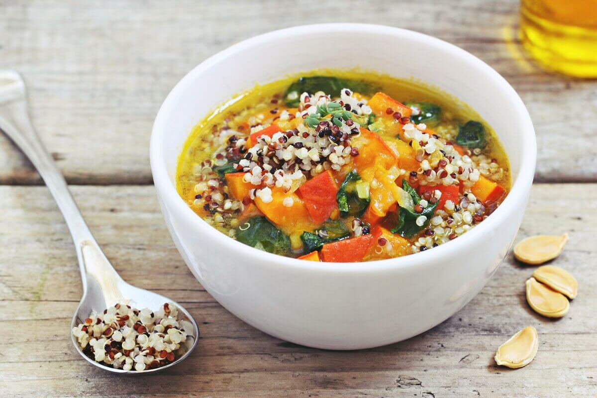 Sopa de abóbora e quinoa (Imagem: Losangela | Shutterstock)