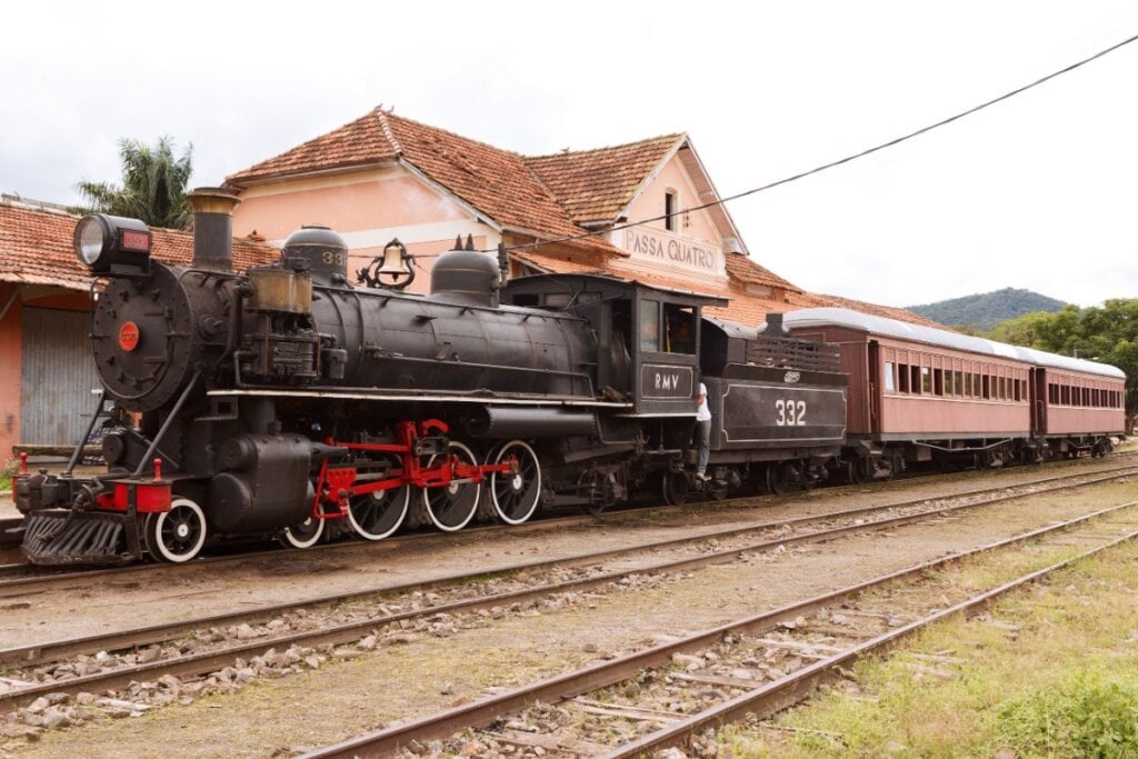 O Trem da Serra da Mantiqueira oferece um passeio de 2 horas por paisagens rurais, com paradas para compras de artesanato local (Imagem: Iuliia Timofeeva | Shutterstock)