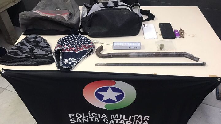 Joalheria era alvo de trio que desejava furtar as joias do estabelecimento.