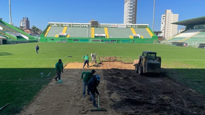 Troca do gramado da Arena Condá (Foto: Anderson Rodrigo, ge)
