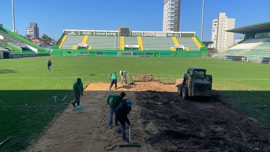 Troca do gramado da Arena Condá (Foto: Anderson Rodrigo, ge)