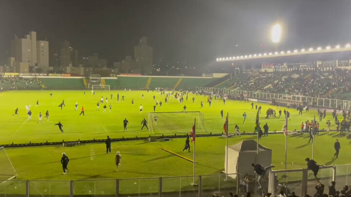 VÍDEO Torcida invade gramado do Orlando Scarpelli no Desafio dos MC's