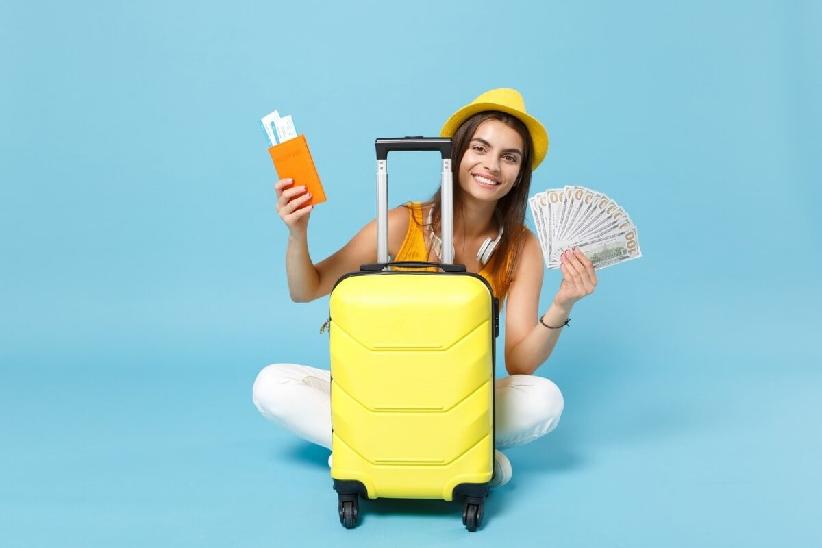 Planejar a viagem com antecedência é uma das estratégias eficazes para economizar nas férias (Imagem: ViDI Studio | Shutterstock)