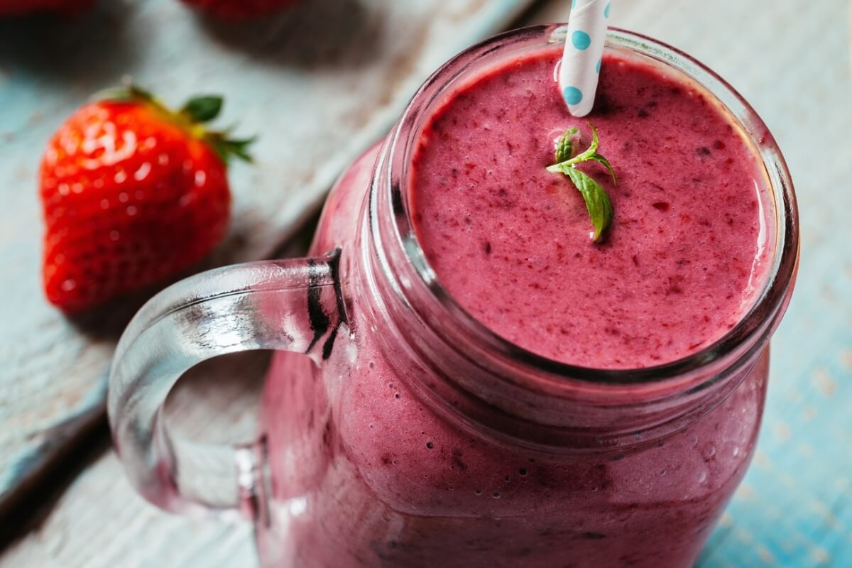 Vitamina de açaí com morango e leite de castanha (Imagem: NatashaPhoto | Shutterstock)