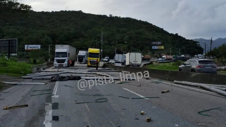 Carreta que levava postes tomba e interdita BR-101 na Grande Florianópolis