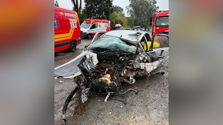 Acidente com caminhão desgovernado deixa carro destruído e uma pessoa morta na BR-282, em SC