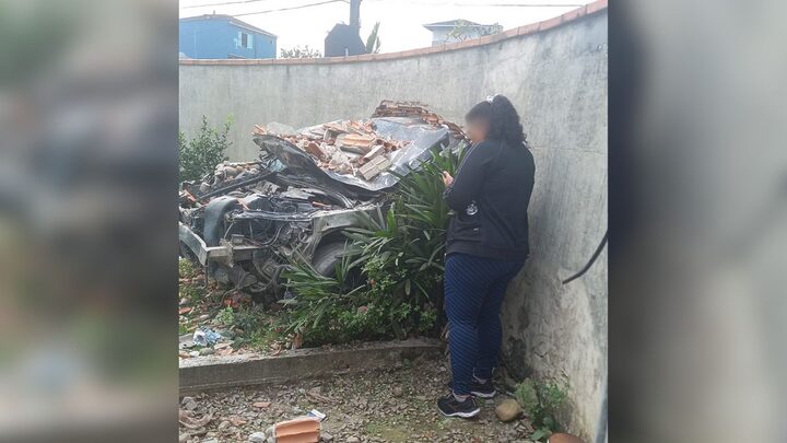 Carro destrói muro e invade terreno de casa após acidente em Joinville