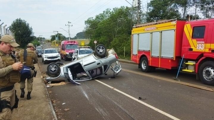 Homem furta carro em frente à escola, mas se envolve em acidente e acaba preso em SC