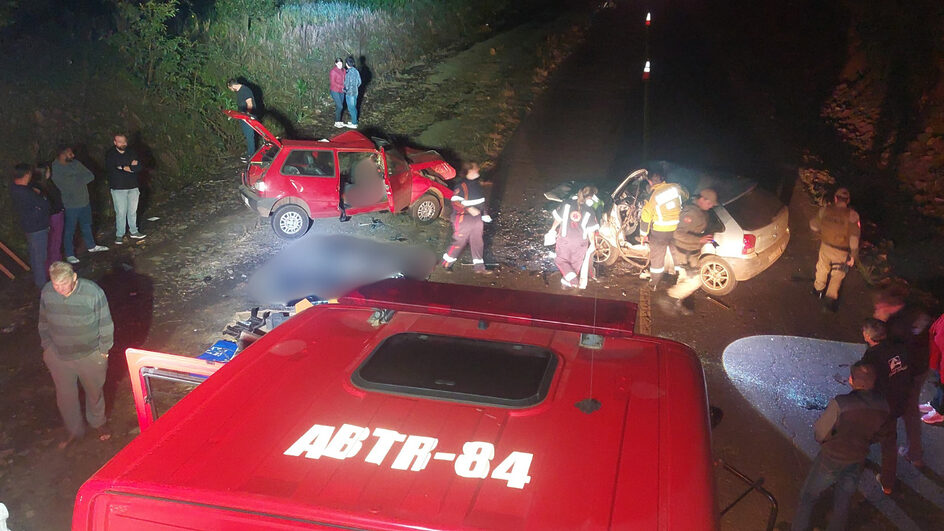 Colisão entre dois carros deixa homens mortos e criança é encontrada inconsciente em SC