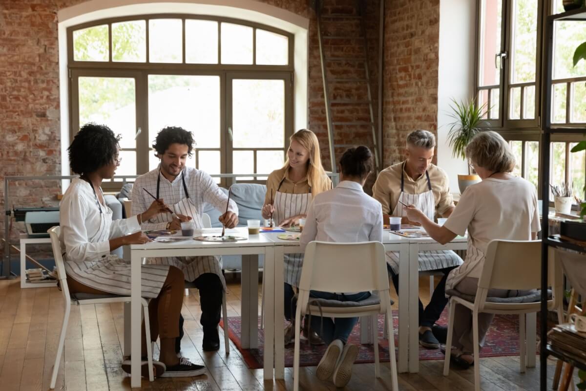A arteterapia favorece a saúde mental dos colaboradores (Imagem: fizkes | Shutterstock)