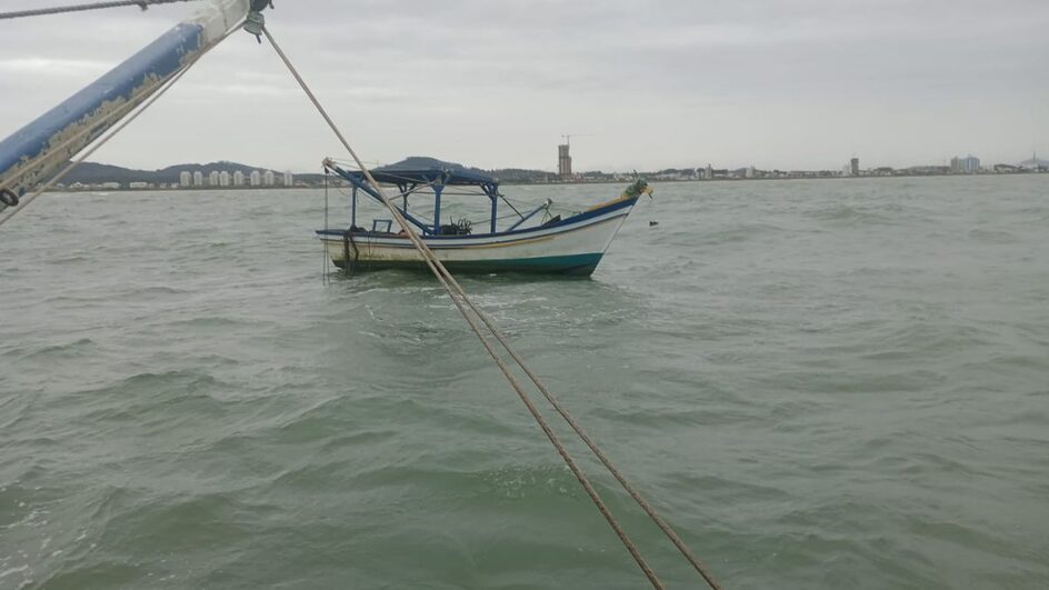 VÍDEO: Barco abandonado em alto mar revela desaparecimento de pescador em SC