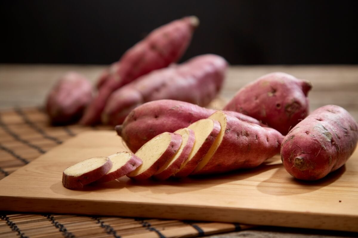 A batata-doce é um alimento rico em nutrientes importantes para a saúde (Imagem: 1981 Rustic Studio kan | Shutterstock)
