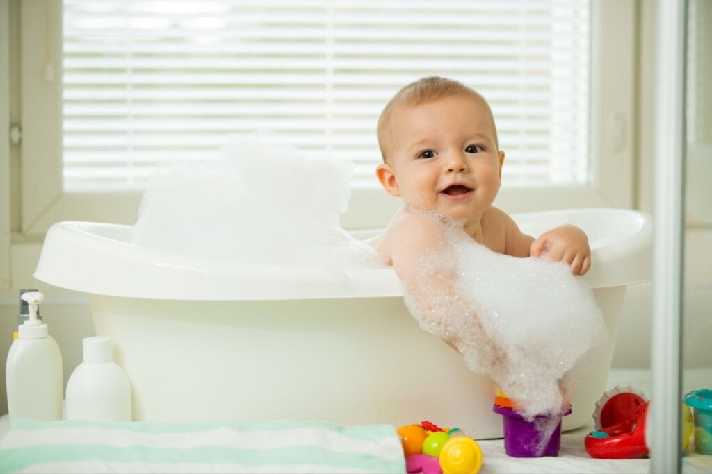 Manter a temperatura da água em torno de 37 °C é essencial para o conforto dos bebês (Imagem: Aleksandra Suzi | Shutterstock)