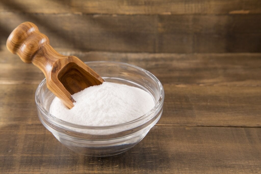 O bicarbonato de sódio pode ser usado com o vinagre nas receitas para dar maciez (Imagem: Luis Echeverri Urrea | Shutterstock)