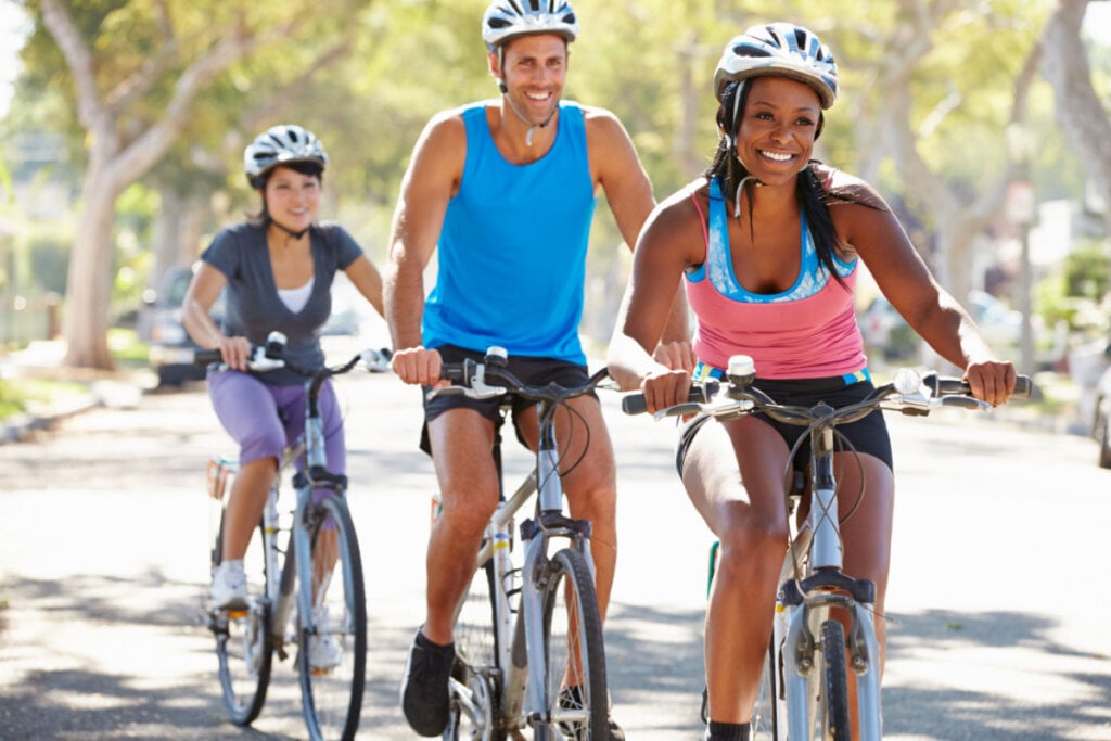Estabelecer uma rotina com o ciclismo melhora a sa&uacute;de f&iacute;sica e mental (Imagem: Monkey Business Images | ShutterStock)