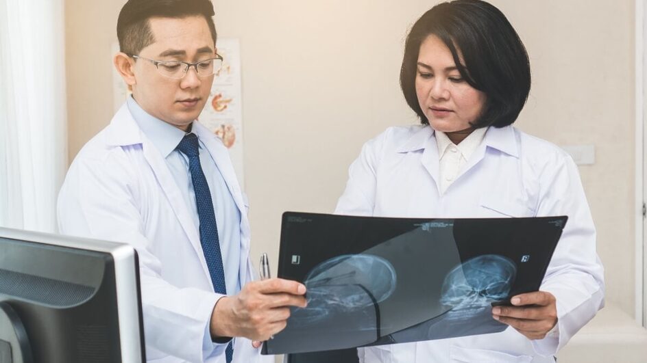 É preciso ficar atento aos sintomas do câncer de cabeça e pescoço (Imagem: Pormezz | Shutterstock)