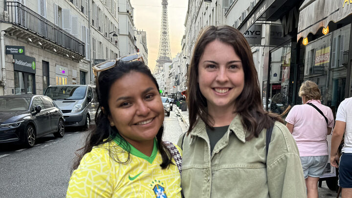 Eduarda Lehmann Bannach (esquerda) está em Paris há um ano e meio para estudar e trabalhar (Diego Guichard/NSC Total)