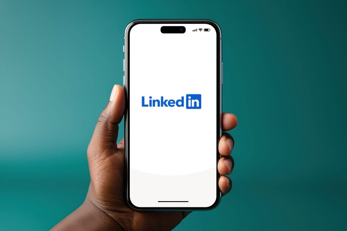 O LinkedIn pode ajudar a melhorar a sua carreira (Imagem: Diego Thomazini | Shutterstock)