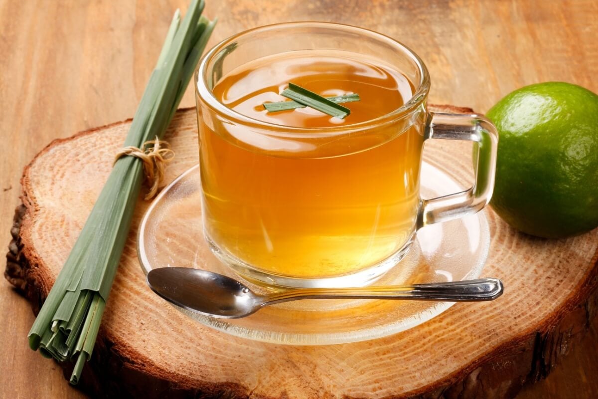 O chá de capim-limão é um calmante natural (Imagem: Adao | Shutterstock)