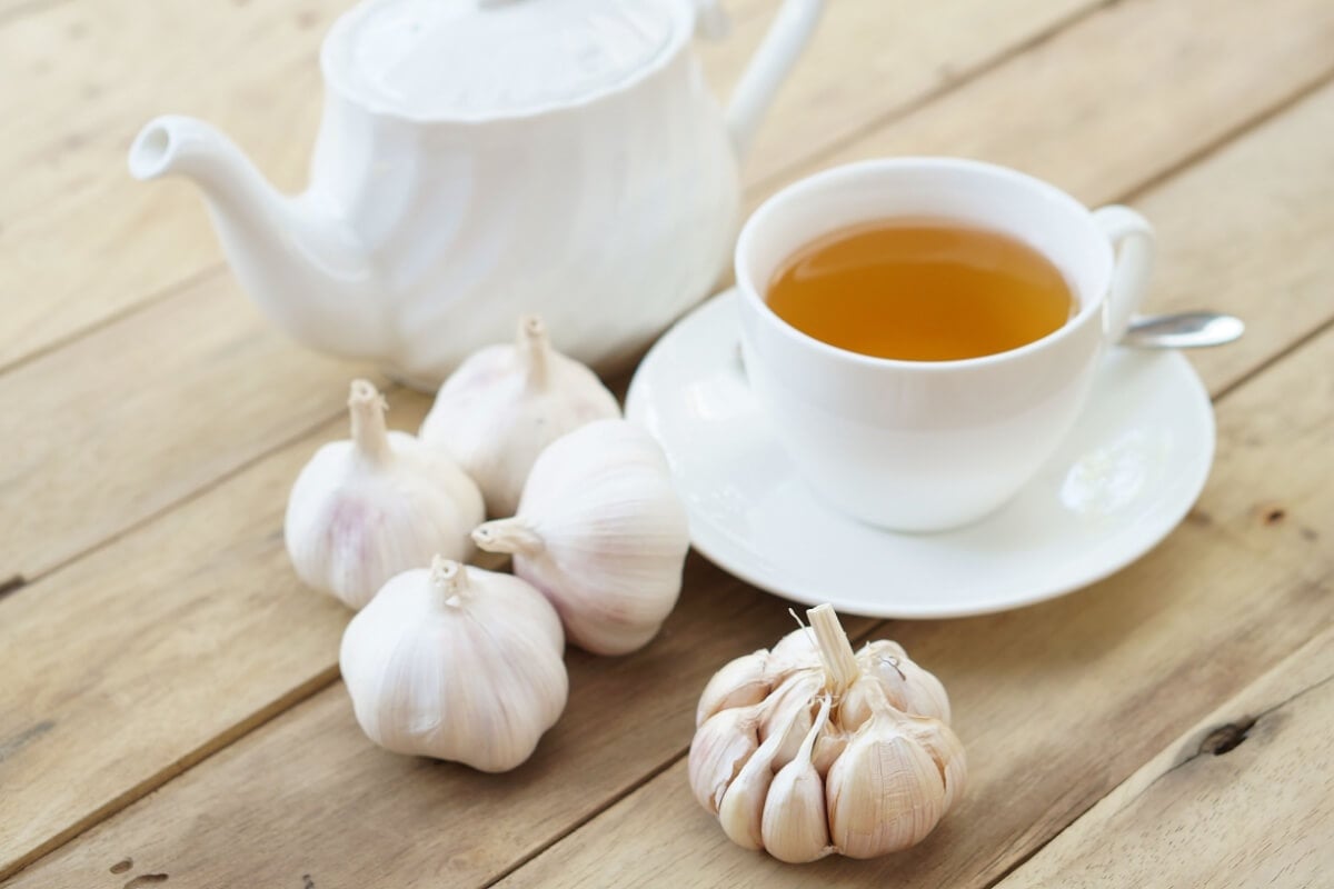 Chá de alho e mel (Imagem: iNeeKan | Shutterstock)