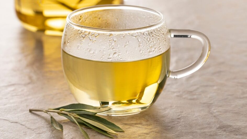 O chá de oliveira tem propriedades antioxidantes e anti-inflamatórias (Imagem: Picture Partners | Shutterstock)
