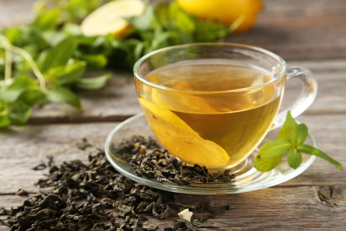 O chá verde contribui para o bem-estar físico e mental (Imagem: 5 second Studio | Shutterstock)