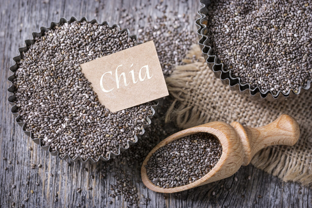 A semente de chia pode ajudar a prevenir e bloquear inflamações no organismo (Imagem: Elena Schweitzer | Shutterstock)